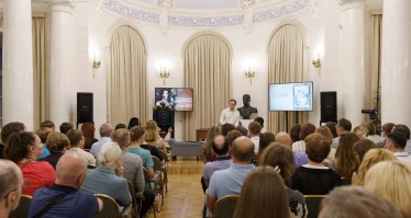 Прошла первая благотворительная лекция В.Р. Мединского в Музее военной формы РВИО.