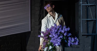 «Сирень. История любви Рахманинова» – это спектакль о знаменитом русском композиторе, его юности и первой любви.